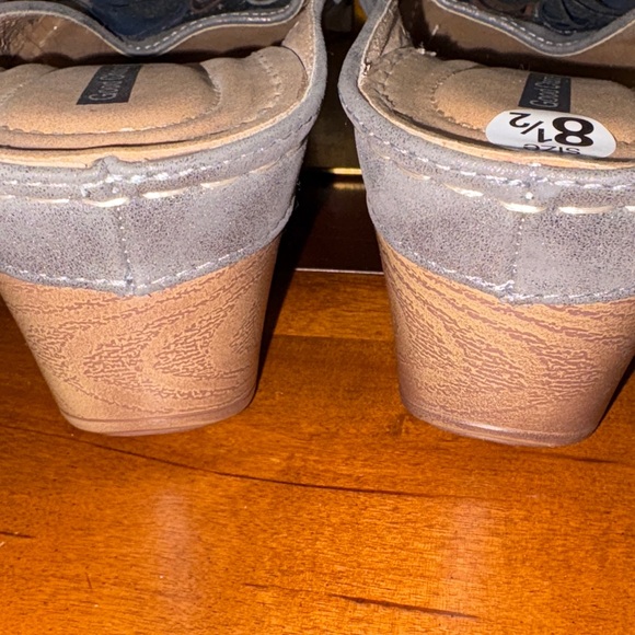 Elegant White and Tan Handbag - Picture 3 of 4